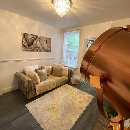 Spacious Centre Gem House With Parking *