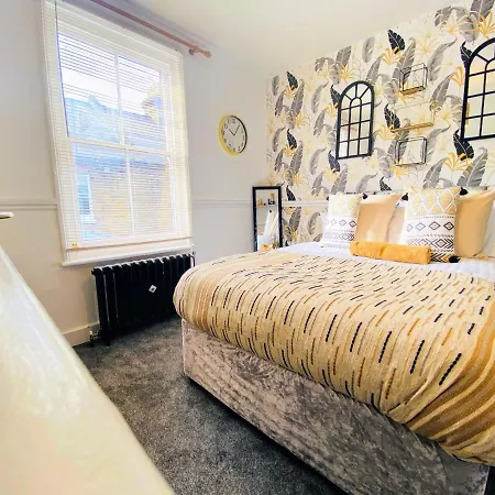Spacious Centre Gem House With Parking Holiday home Canterbury