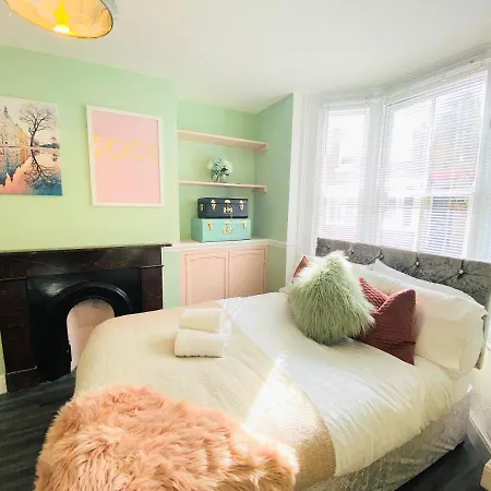 Spacious Centre Gem House With Parking Holiday home