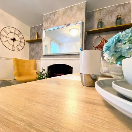 Spacious Centre Gem House With Parking Holiday home *