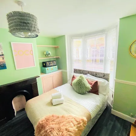 Spacious Centre Gem House With Parking Holiday home *