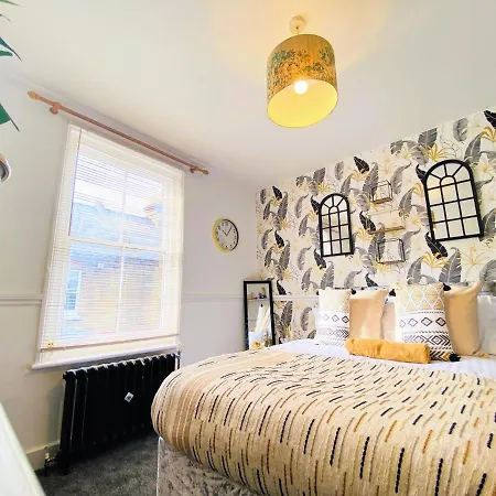 Spacious Centre Gem House With Parking Holiday home Canterbury