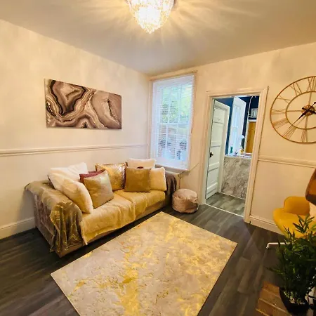 Spacious Centre Gem House With Parking Holiday home