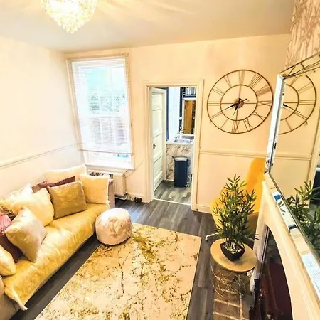 Spacious Centre Gem House With Parking