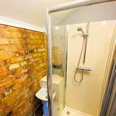 Spacious Centre Gem House With Parking Canterbury