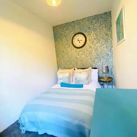 Spacious Centre Gem House With Parking Canterbury