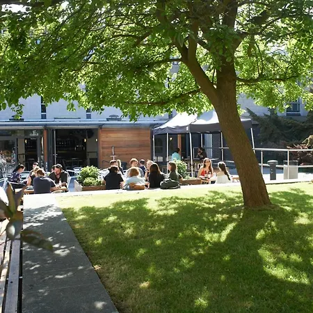 Becket Court 3*