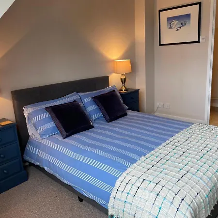 Holiday home Comfortable Spacious And Clean 3 Bedroom House City Centre Location Sleeps Upto 5 Guests Wifi Canterbury