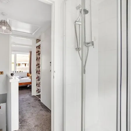 Perfect For Contractors - - Free Parking - Ultra Wifi
