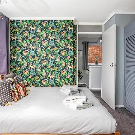 Perfect For Contractors - - Free Parking - Ultra Wifi *