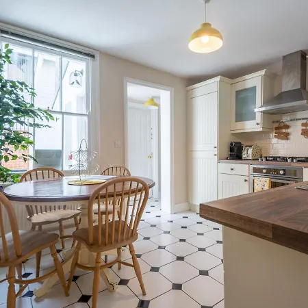 Holiday home Pass The Keys Charming 2 Bed With Parking In *