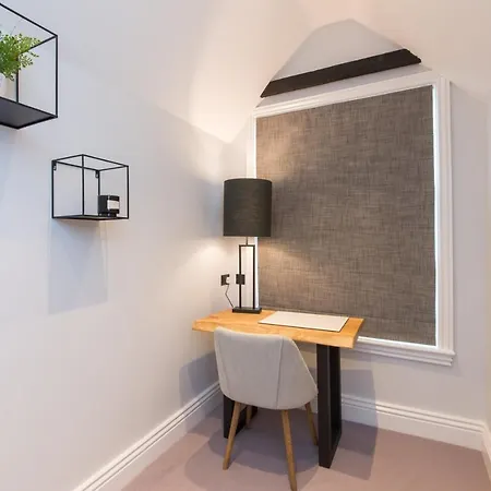 Host & - Pilgrims Rest Apartment