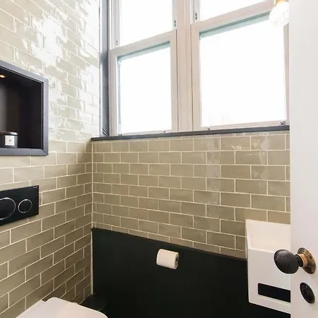 Host & - Pilgrims Rest Apartment Canterbury