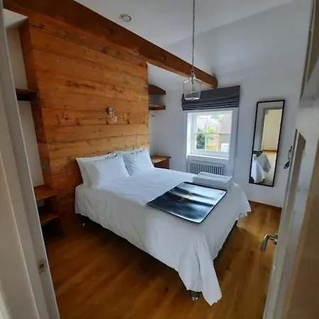 Apartment 5 At Number 8: 1 Bedroom, Sofa Bed In Lounge, Kitchenette & Walk-in Shower *