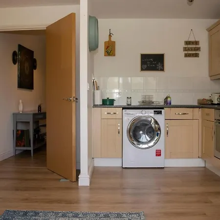Spacious 3 Bedroom Free Parking! Apartment *