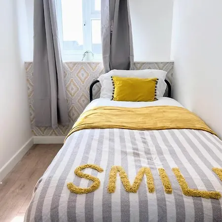 3 Bedroom House By Mesh Short Lets For Contractors And Corporate For Short & Long Term Holiday home Canterbury