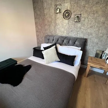 3 Bedroom House By Mesh Short Lets For Contractors And Corporate For Short & Long Term Holiday home Canterbury