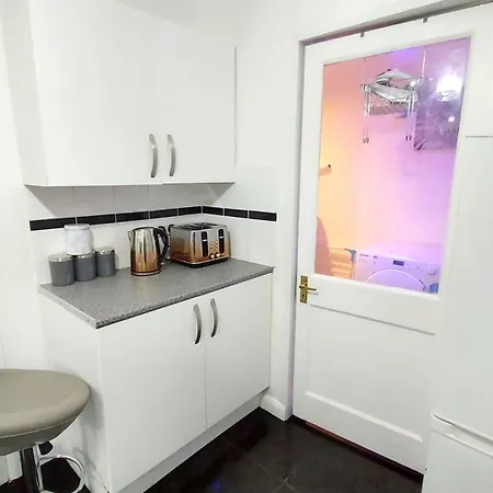 Apartment Haven-5bedroom Great For Longer In Kent!!! *