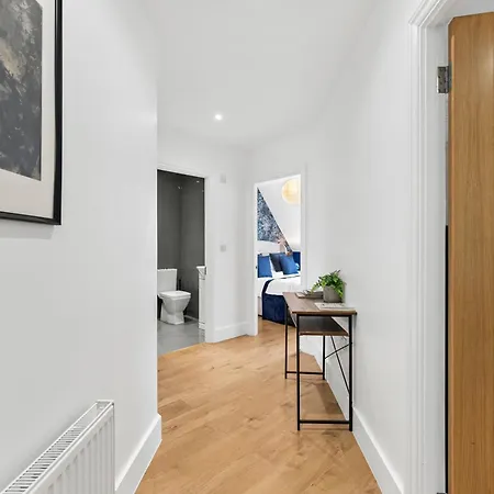 The Modern Gems Of -sleeps 14 Apartment Canterbury