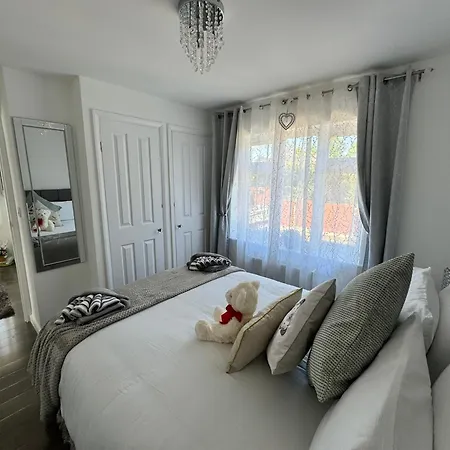 Modern 3-bed Hideaway Near Westgate With Parking *
