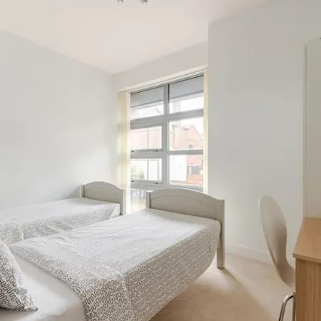 Modern Centre House With Free Parking