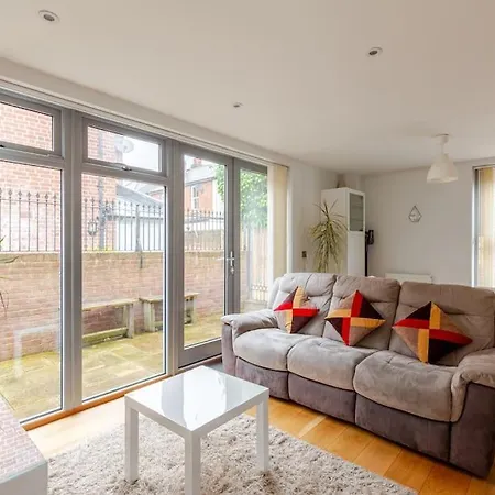 Modern Centre House With Free Parking *