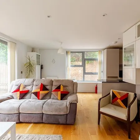 Modern Centre House With Free Parking