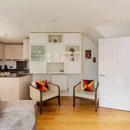 Modern Centre House With Free Parking *