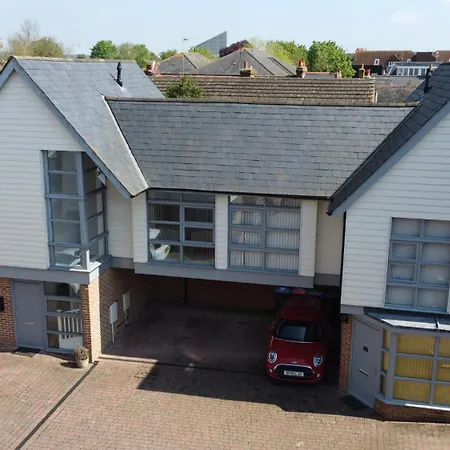 Modern Centre House With Free Parking *