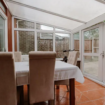Holiday home 4 Bedroom Near Centre *