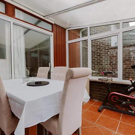 Holiday home 4 Bedroom Near Centre