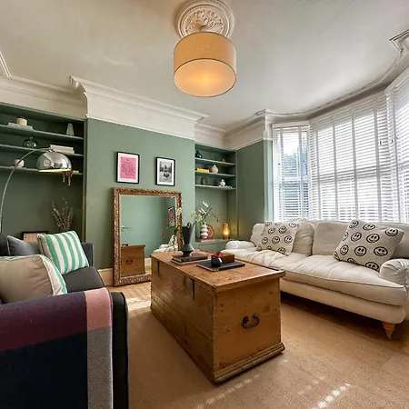 New Spacious Family With Parking & Garden - Sleeps 6 - Perfect For Families Holiday home Canterbury
