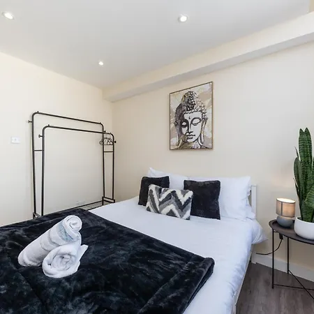 Apartment Spacious Centre Penthouse Gem - Cathedral Views! *