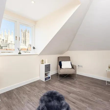 Spacious Centre Penthouse Gem - Cathedral Views! *