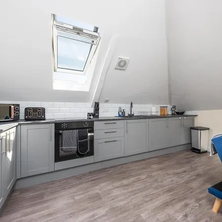 Spacious Centre Penthouse Gem - Cathedral Views! Apartment Canterbury