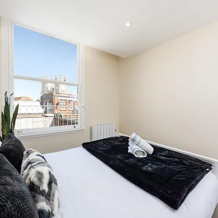 Spacious Centre Penthouse Gem - Cathedral Views! Canterbury