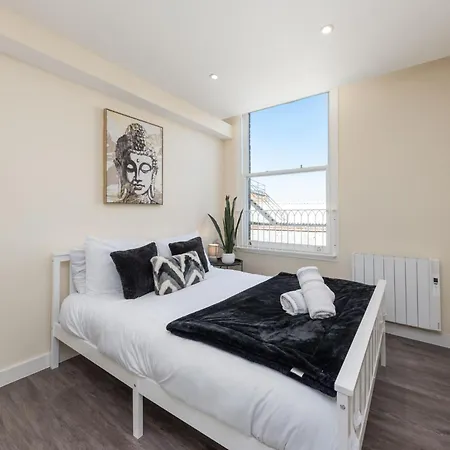 Spacious Centre Penthouse Gem - Cathedral Views! *