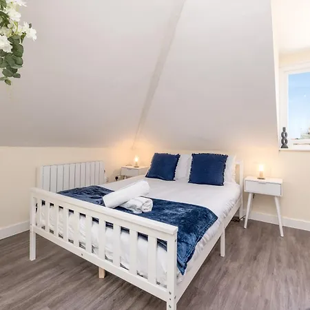 Spacious Centre Penthouse Gem - Cathedral Views! Apartment Canterbury