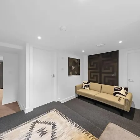 Boutique Large Detached House With Hot Tub And Parking