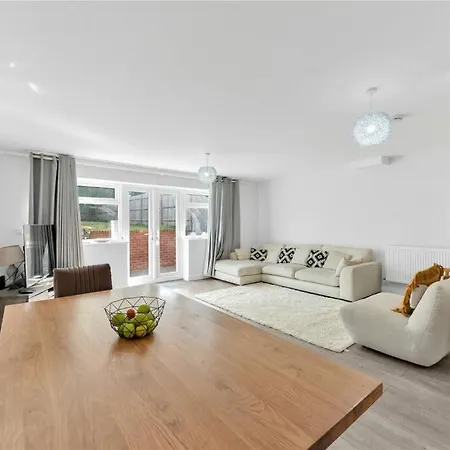 5 Bedroom House Stay- Sleeps Upto 9 Holiday home Canterbury