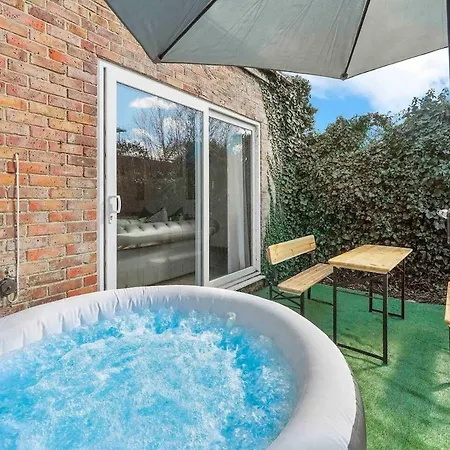 6-bed Luxury Hot Tub Retreat - Large Groups