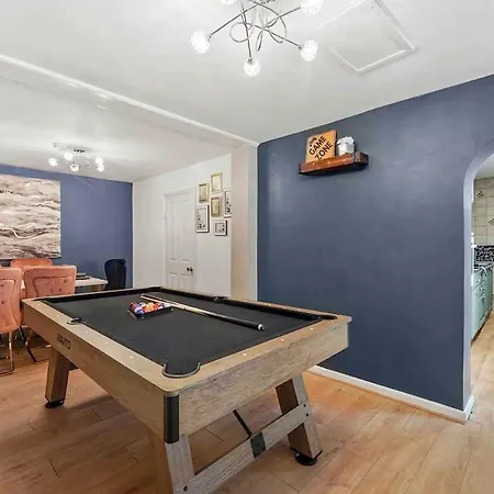 6-bed Luxury Hot Tub Retreat - Large Groups Holiday home *