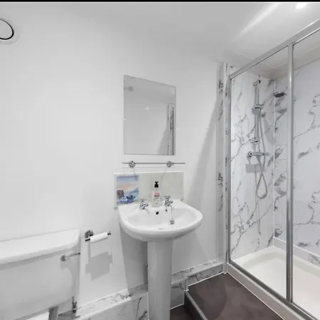 With En-suite And Hot-tub Apartment Canterbury