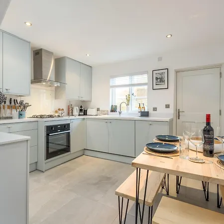 Charming 2 Bed - Within Walls - Free Parking- Garden Canterbury