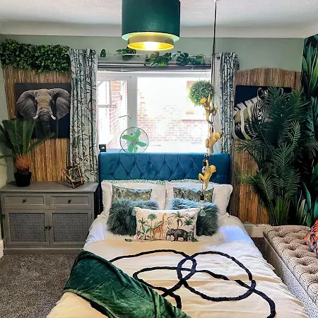 The Boutique Large Themed Hideaway Retreat Holiday home *