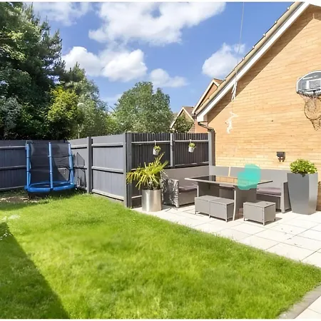 Pet Friendly - Parking - 3 Bedrooms - 6 Guests Holiday home