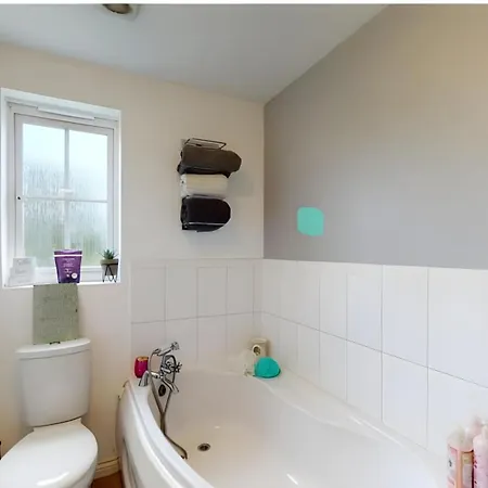 Pet Friendly - Parking - 3 Bedrooms - 6 Guests Holiday home *