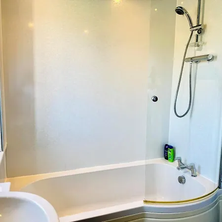 Lovely 2 Bed Near Town Centre *