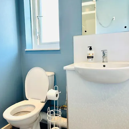 Lovely 2 Bed Near Town Centre *