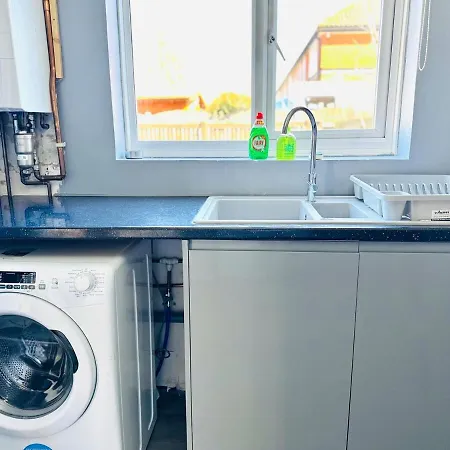 Lovely 2 Bed Near Town Centre